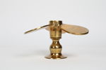 LJUSSTAKE, mässing, propellerformad, 1900-tal