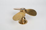 LJUSSTAKE, mässing, propellerformad, 1900-tal