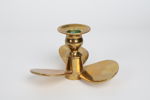 LJUSSTAKE, mässing, propellerformad, 1900-tal