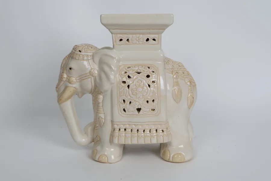 Piedestal med elefant, porslin