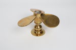 LJUSSTAKE, mässing, propellerformad, 1900-tal