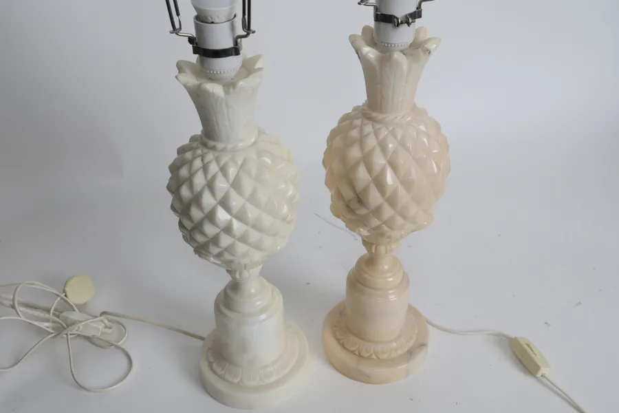 BORDSLAMPOR, ett par, alabaster, Italien, 1950-tal