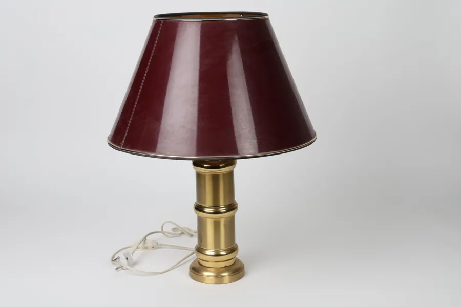 BORDSLAMPA, mässing med röd skärm, 1900-talets andra hälft