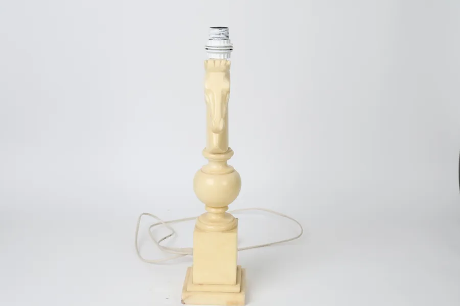 BORDSLAMPA, hästdekor, 1900-talets andra hälft